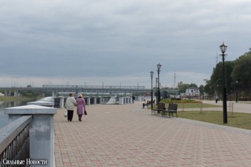 Рыцарские бои, танцы, пионерские песни и файер-шоу — в Гомеле открыли «Маяк» и новую набережную