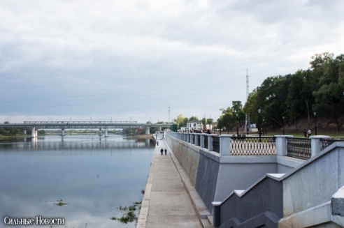 Рыцарские бои, танцы, пионерские песни и файер-шоу — в Гомеле открыли «Маяк» и новую набережную