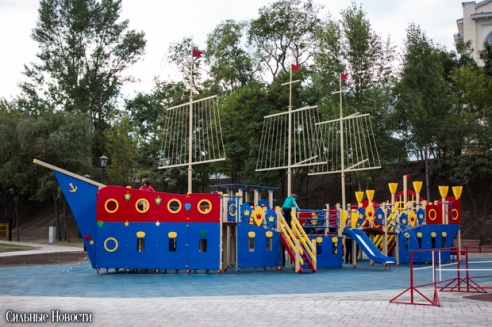 Рыцарские бои, танцы, пионерские песни и файер-шоу — в Гомеле открыли «Маяк» и новую набережную