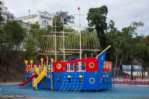 Рыцарские бои, танцы, пионерские песни и файер-шоу — в Гомеле открыли «Маяк» и новую набережную