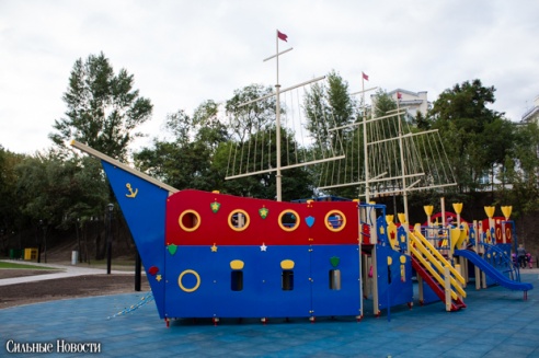 Рыцарские бои, танцы, пионерские песни и файер-шоу — в Гомеле открыли «Маяк» и новую набережную