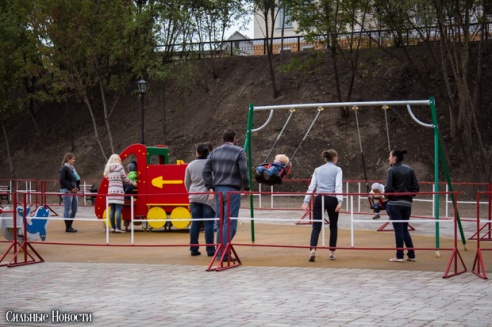 Рыцарские бои, танцы, пионерские песни и файер-шоу — в Гомеле открыли «Маяк» и новую набережную