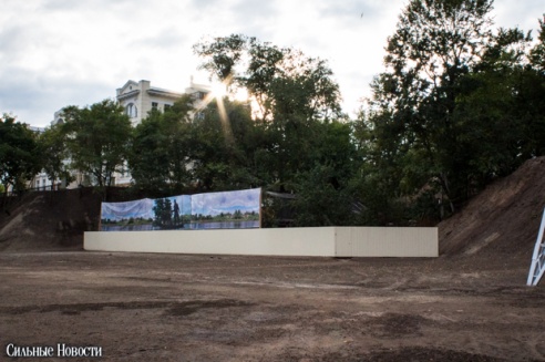 Рыцарские бои, танцы, пионерские песни и файер-шоу — в Гомеле открыли «Маяк» и новую набережную