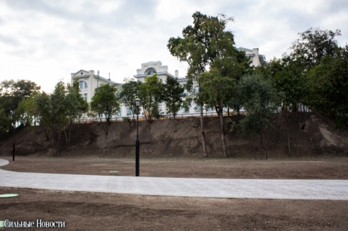 Рыцарские бои, танцы, пионерские песни и файер-шоу — в Гомеле открыли «Маяк» и новую набережную