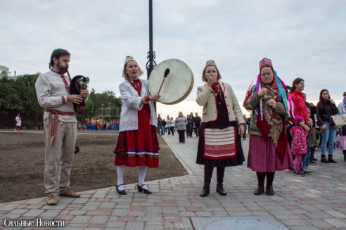Рыцарские бои, танцы, пионерские песни и файер-шоу — в Гомеле открыли «Маяк» и новую набережную