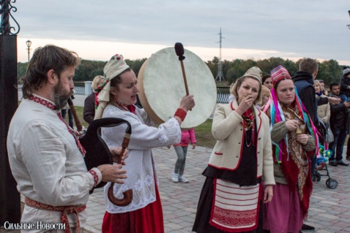 Рыцарские бои, танцы, пионерские песни и файер-шоу — в Гомеле открыли «Маяк» и новую набережную