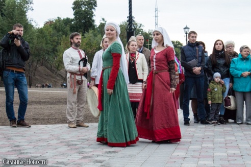 Рыцарские бои, танцы, пионерские песни и файер-шоу — в Гомеле открыли «Маяк» и новую набережную