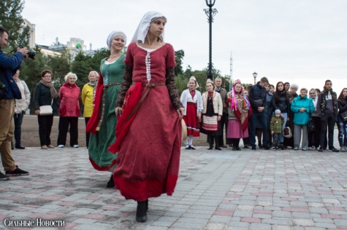 Рыцарские бои, танцы, пионерские песни и файер-шоу — в Гомеле открыли «Маяк» и новую набережную