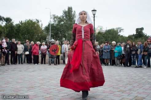 Рыцарские бои, танцы, пионерские песни и файер-шоу — в Гомеле открыли «Маяк» и новую набережную