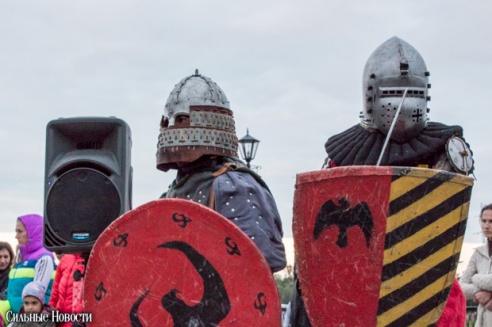 Рыцарские бои, танцы, пионерские песни и файер-шоу — в Гомеле открыли «Маяк» и новую набережную