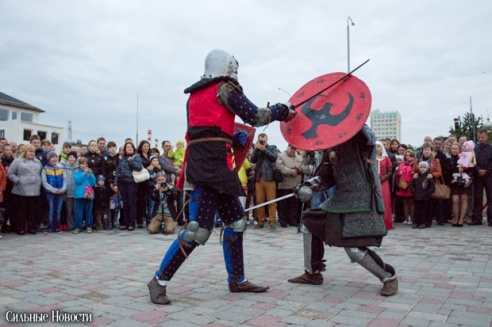 Рыцарские бои, танцы, пионерские песни и файер-шоу — в Гомеле открыли «Маяк» и новую набережную