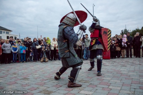Рыцарские бои, танцы, пионерские песни и файер-шоу — в Гомеле открыли «Маяк» и новую набережную