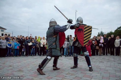 Рыцарские бои, танцы, пионерские песни и файер-шоу — в Гомеле открыли «Маяк» и новую набережную