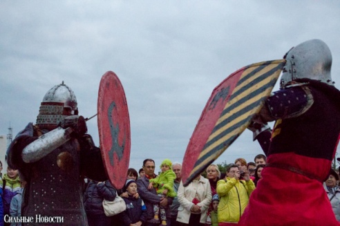 Рыцарские бои, танцы, пионерские песни и файер-шоу — в Гомеле открыли «Маяк» и новую набережную