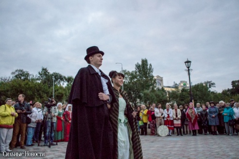 Рыцарские бои, танцы, пионерские песни и файер-шоу — в Гомеле открыли «Маяк» и новую набережную