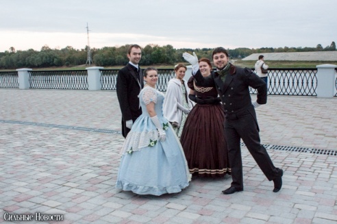 Рыцарские бои, танцы, пионерские песни и файер-шоу — в Гомеле открыли «Маяк» и новую набережную