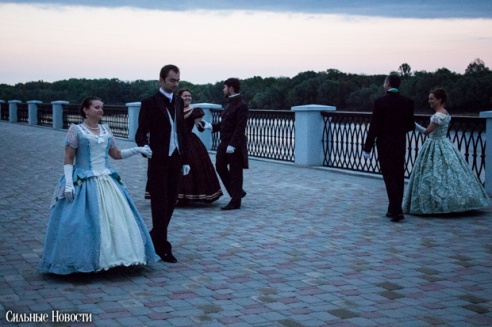 Рыцарские бои, танцы, пионерские песни и файер-шоу — в Гомеле открыли «Маяк» и новую набережную