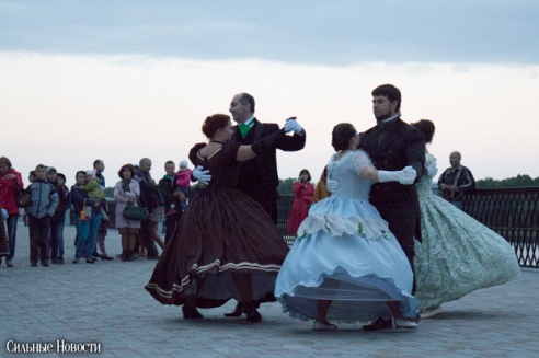 Рыцарские бои, танцы, пионерские песни и файер-шоу — в Гомеле открыли «Маяк» и новую набережную