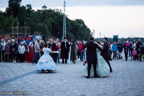 Рыцарские бои, танцы, пионерские песни и файер-шоу — в Гомеле открыли «Маяк» и новую набережную