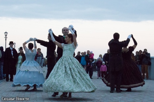 Рыцарские бои, танцы, пионерские песни и файер-шоу — в Гомеле открыли «Маяк» и новую набережную