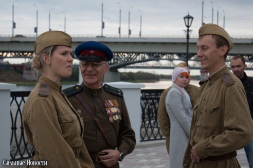 Рыцарские бои, танцы, пионерские песни и файер-шоу — в Гомеле открыли «Маяк» и новую набережную