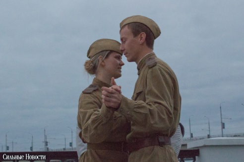 Рыцарские бои, танцы, пионерские песни и файер-шоу — в Гомеле открыли «Маяк» и новую набережную