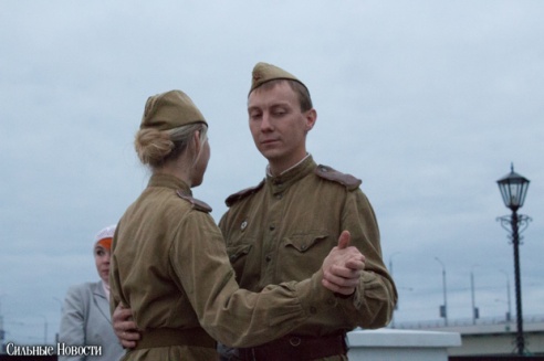 Рыцарские бои, танцы, пионерские песни и файер-шоу — в Гомеле открыли «Маяк» и новую набережную