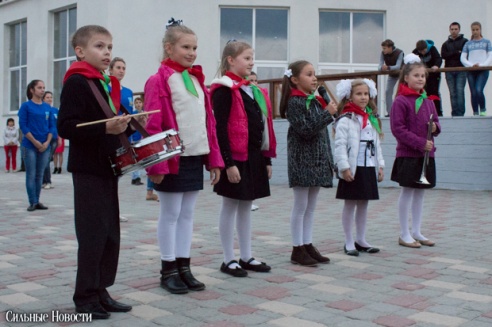 Рыцарские бои, танцы, пионерские песни и файер-шоу — в Гомеле открыли «Маяк» и новую набережную