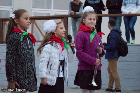 Рыцарские бои, танцы, пионерские песни и файер-шоу — в Гомеле открыли «Маяк» и новую набережную