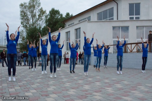 Рыцарские бои, танцы, пионерские песни и файер-шоу — в Гомеле открыли «Маяк» и новую набережную