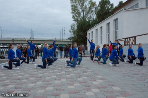 Рыцарские бои, танцы, пионерские песни и файер-шоу — в Гомеле открыли «Маяк» и новую набережную