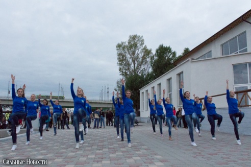 Рыцарские бои, танцы, пионерские песни и файер-шоу — в Гомеле открыли «Маяк» и новую набережную