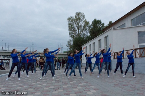 Рыцарские бои, танцы, пионерские песни и файер-шоу — в Гомеле открыли «Маяк» и новую набережную
