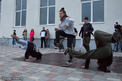 Рыцарские бои, танцы, пионерские песни и файер-шоу — в Гомеле открыли «Маяк» и новую набережную