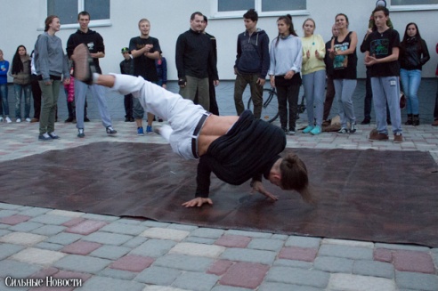 Рыцарские бои, танцы, пионерские песни и файер-шоу — в Гомеле открыли «Маяк» и новую набережную