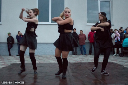 Рыцарские бои, танцы, пионерские песни и файер-шоу — в Гомеле открыли «Маяк» и новую набережную