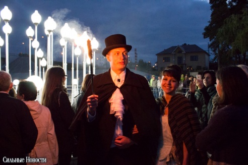 Рыцарские бои, танцы, пионерские песни и файер-шоу — в Гомеле открыли «Маяк» и новую набережную