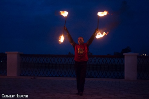 Рыцарские бои, танцы, пионерские песни и файер-шоу — в Гомеле открыли «Маяк» и новую набережную