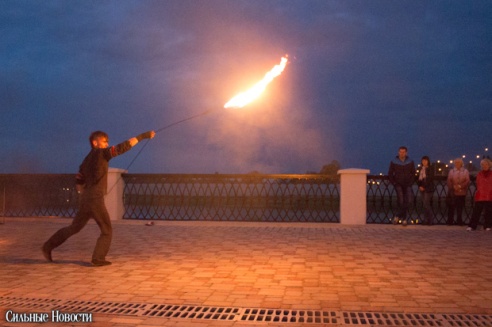 Рыцарские бои, танцы, пионерские песни и файер-шоу — в Гомеле открыли «Маяк» и новую набережную