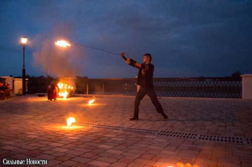 Рыцарские бои, танцы, пионерские песни и файер-шоу — в Гомеле открыли «Маяк» и новую набережную