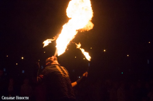 Рыцарские бои, танцы, пионерские песни и файер-шоу — в Гомеле открыли «Маяк» и новую набережную