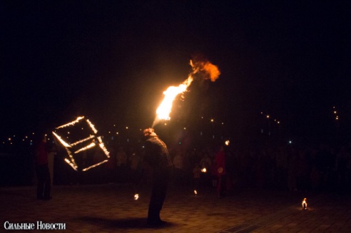 Рыцарские бои, танцы, пионерские песни и файер-шоу — в Гомеле открыли «Маяк» и новую набережную