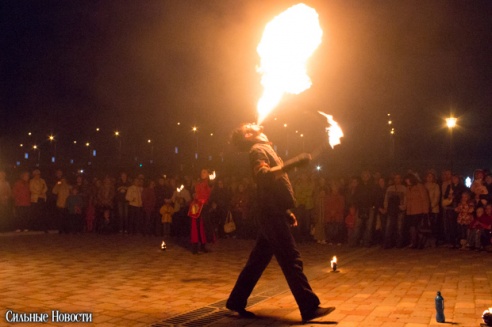 Рыцарские бои, танцы, пионерские песни и файер-шоу — в Гомеле открыли «Маяк» и новую набережную