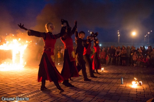 Рыцарские бои, танцы, пионерские песни и файер-шоу — в Гомеле открыли «Маяк» и новую набережную