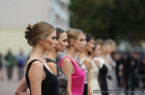 В конкурсе «Бег на каблуках-2015» приняли участие 19 девушек