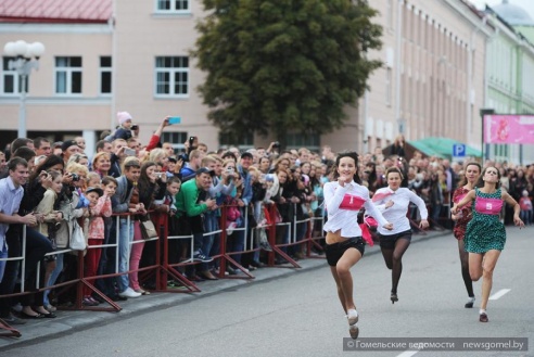 В конкурсе «Бег на каблуках-2015» приняли участие 19 девушек
