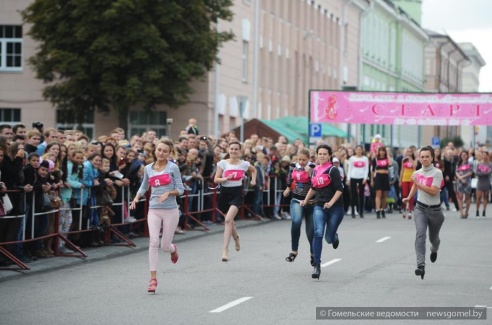 В конкурсе «Бег на каблуках-2015» приняли участие 19 девушек