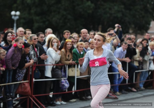 В конкурсе «Бег на каблуках-2015» приняли участие 19 девушек