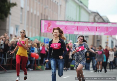 В конкурсе «Бег на каблуках-2015» приняли участие 19 девушек