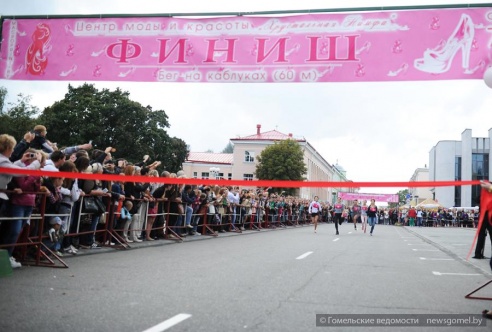 В конкурсе «Бег на каблуках-2015» приняли участие 19 девушек